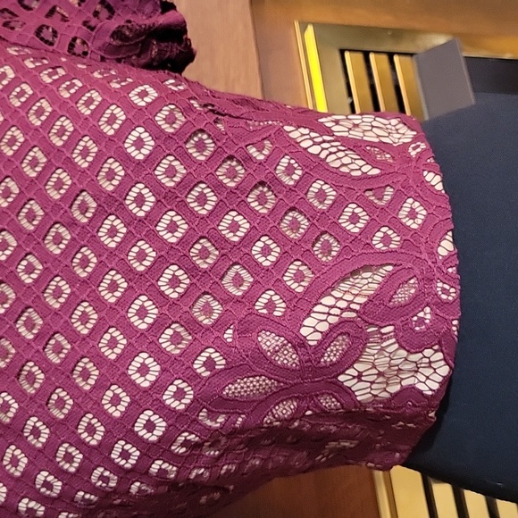 L'Atiste Maroon Lace Short Sleeve Crop Top Beige Underlay Back Zip Up Size Large - Picture 3 of 7